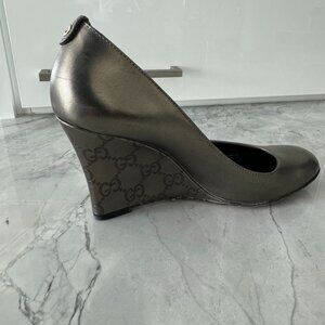 Gucci platinum wedges vintage size 6+ with Box, dusters and booklet Full Set